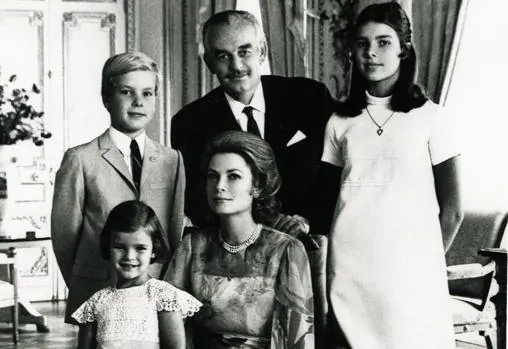 Los príncipes Rainiero y Gracia de Mónaco con sus hijos