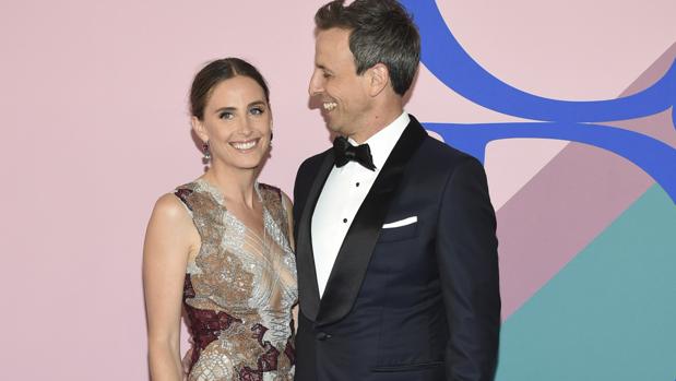 La mujer de Seth Meyers da a luz a su segundo hijo en el vestíbulo de su casa