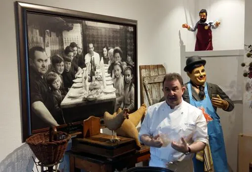 El chef junto a una de las fotografías familiares que conserva de la época en la que sus padres regentaban el Bodegón Alejandro