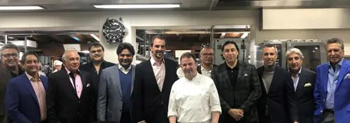 Martin Berasategui junto al Principe Nicolás de Grecia y sus amigos en la cocina del restaurante antes de la cena del pasado viernes
