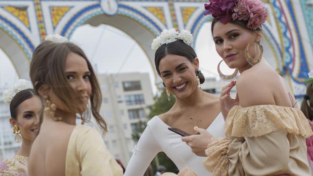 Flamencas vistas por el Real el domingo de la Feria de Abril