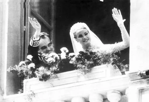 Rainiero III y Gracia de Mónaco saludan desde el balcón del palacio de Mónaco