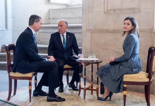 Doña Letizia con un calefactor en los pies durante la bienvenida de Rebelo de Sousa