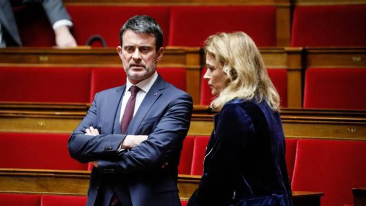 El ex primer ministro francés, Manuel Valls, junto a Olivia Grégoire, su compañera sentimental