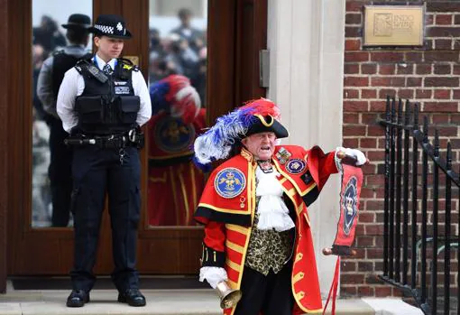 Un pregonero anuncia el nacimiento del tercer hijo de la Duquesa Catalina de Cambridge y el Príncipe Guillermo a las puertas del Hospital St. Mary en Londres