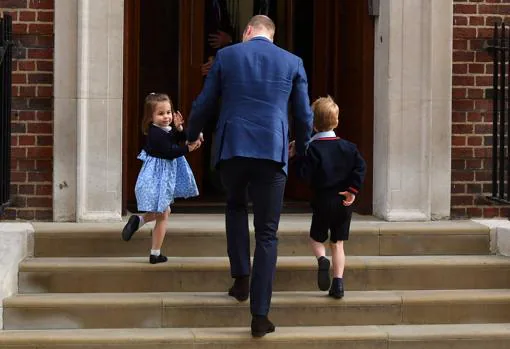 Carlota de Cambridge junto a su padre y su hermano, el príncipe Jorge