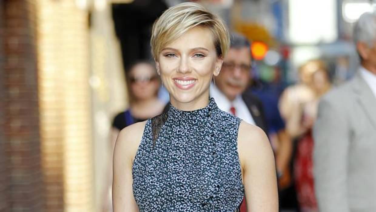 Scarlett Johansson se une al club de la sonrisa: por qué actrices y princesas caen rendidas ante los cómicos