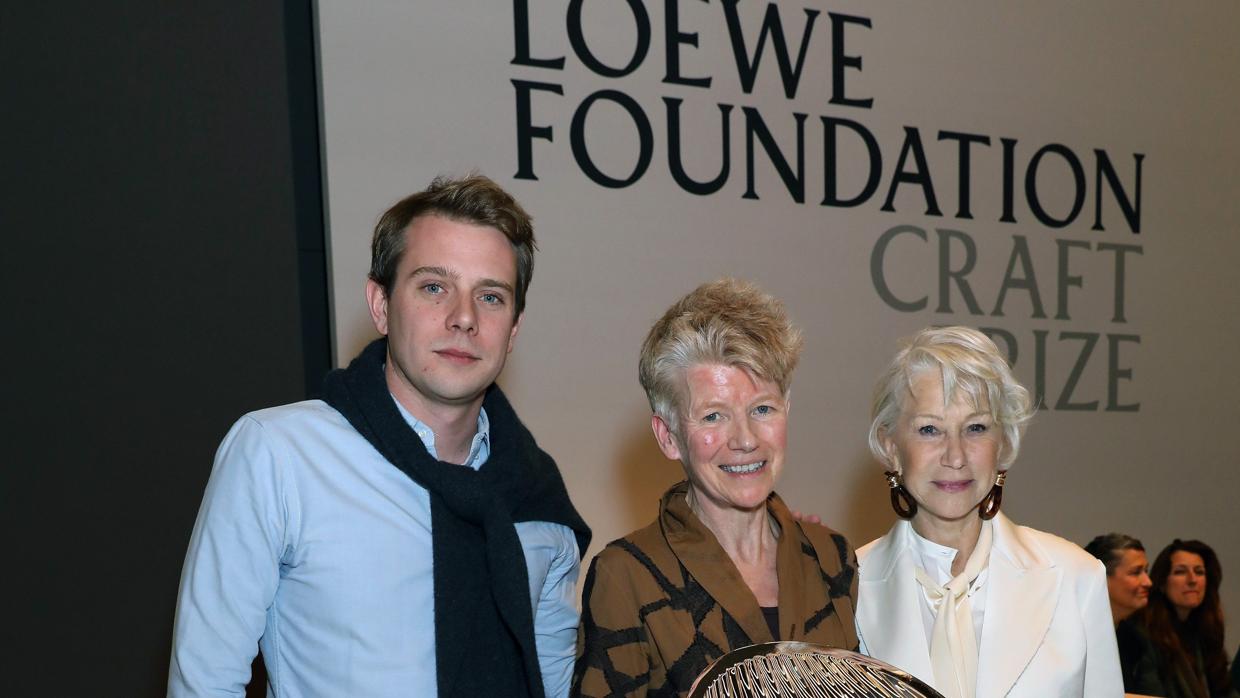 La artista Jennifer Lee junto al director creativo de Loewe, Jonathan Anderson, y la actriz Helen Mirren