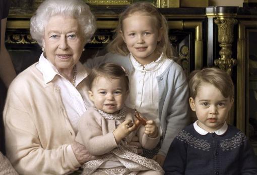 Isabel II sujeta a la princesa Carlota. A su lado, el príncipe Jorge