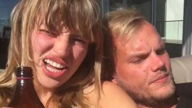 La novia de Avicii, destrozada después de que las redes la culpen del suicidio del DJ: «Me estoy ahogando»