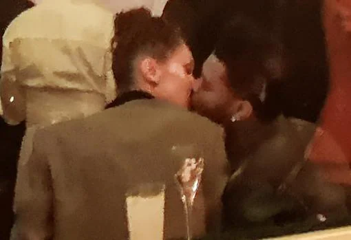 Bella Hadid y The Weeknd se comen a besos en Cannes