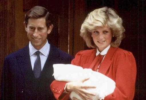 Carlos de Inglaterra y Diana de Gales tras el nacimiento del Príncipe Harry