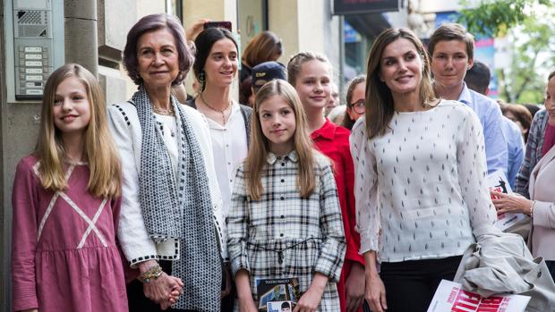 Doña Sofía y Doña Letizia acuden con la Princesa Leonor y la Infanta Sofía al musical «Billy Elliot»