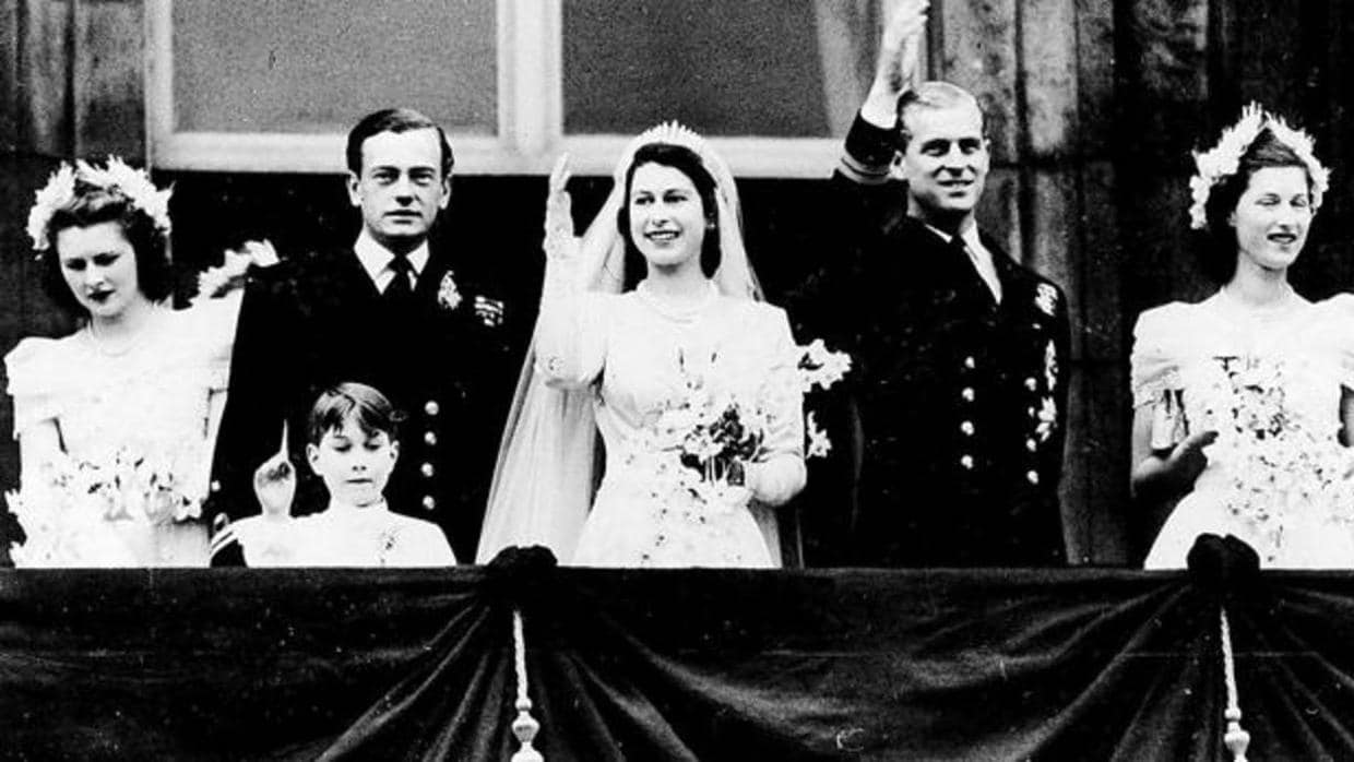 La princesa Isabel y Felipe de Edimburgo saludan desde el balcón el día de su boda