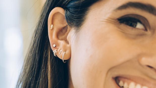 Hacerse varios piercings en la oreja, la tendencia chic del momento