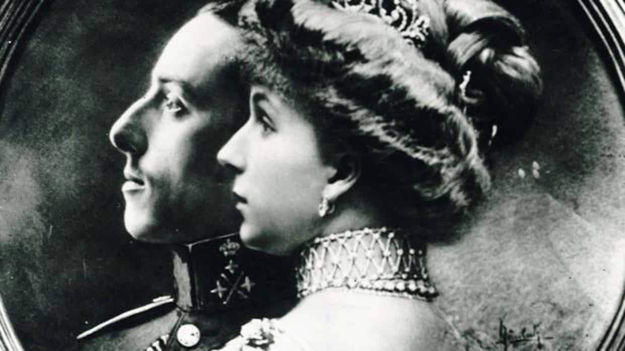 Foto conmemorativa de la boda de Alfonso XIII y Victoria Eugenia de Battenberg