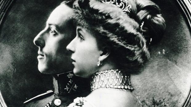 Alfonso XIII y Victoria Eugenia: la boda real por amor que pudo terminar en tragedia