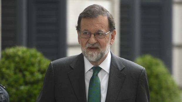 Rajoy consigue agotar las existencias de la corbata de la moción de censura