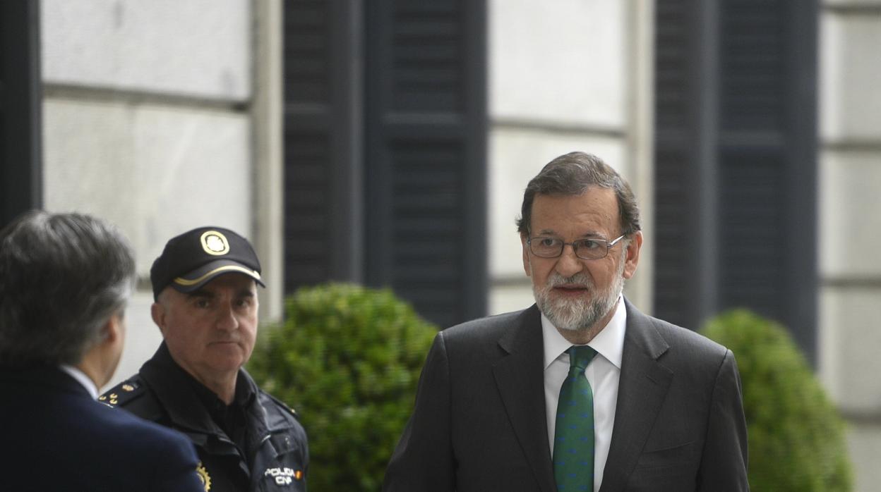 Rajoy consigue agotar las existencias de la corbata de la moción de censura