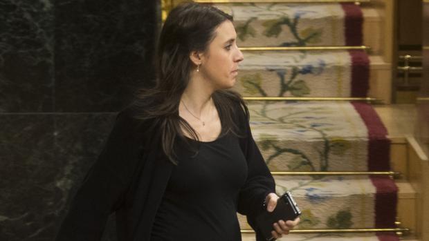 Irene Montero, arropada por los suyos y por Pedro Sánchez tras el fallecimiento de su padre