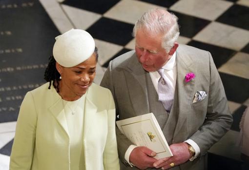 Doria Ragland junto al príncipe de Gales en la boda de los duques de Sussex