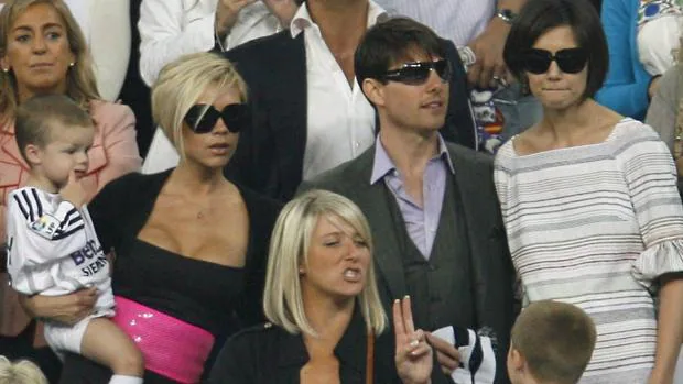 Victoria Beckham, Tom Cruise y Katie Holmes en un partido del Real Madrid en 2005