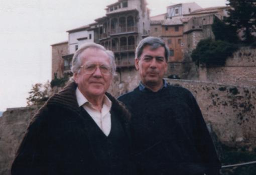 Gerardo Rueda en compañía de Mario Vargas Llosa, a quién acogió en su día en su casa de Cuenca