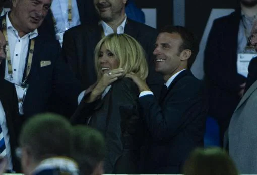 Emmanuel y Brigitte Macron en el concierto de Mika