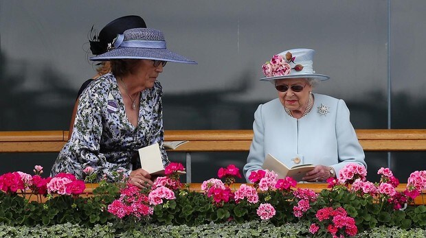 La Reina Isabel II retoma su complemento de esta temporada: las gafas de sol