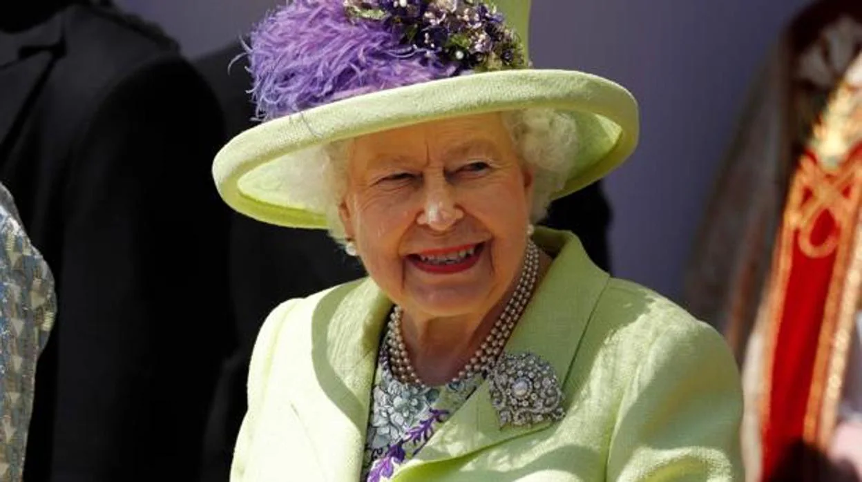 Isabel II suspende su asistencia a un acto oficial por sentirse indispuesta