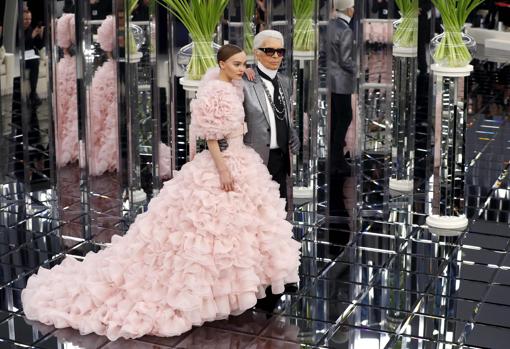 Karl Lagerfeld y Lily Rose Depp en un desfile de la firma