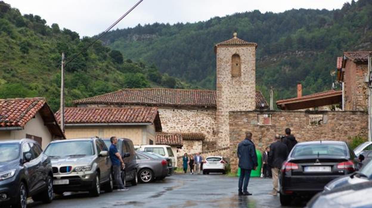 Entrada a la aldea, con los hombres de seguridad de Moncloa impidiendo el paso a los ajenos al convite