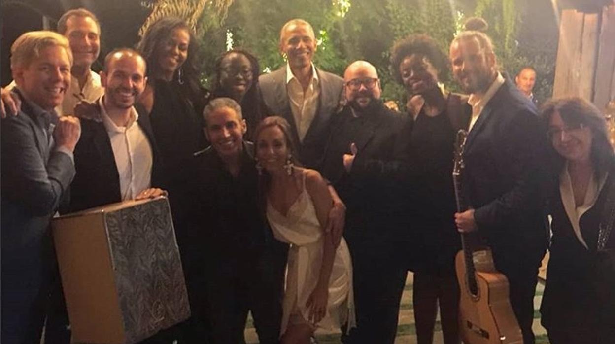 La familia Obama junto a James Costos, y su pareja, Michael Smith.
