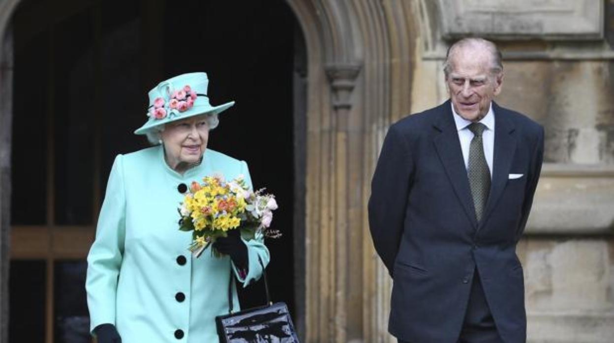 Isabel II y el Duque de Edimburgo, los grandes ausentes en el bautizo de Luis de Cambridge