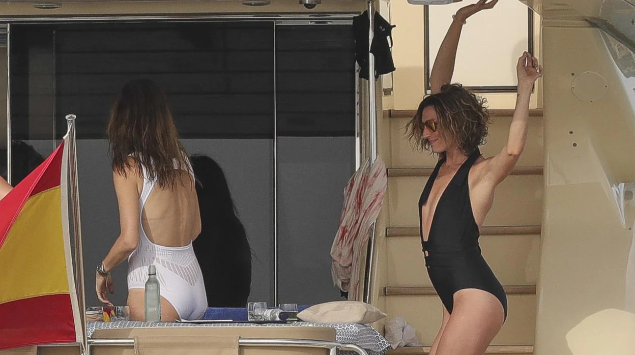 Eugenia Osborne a bordo de un yate en Ibiza