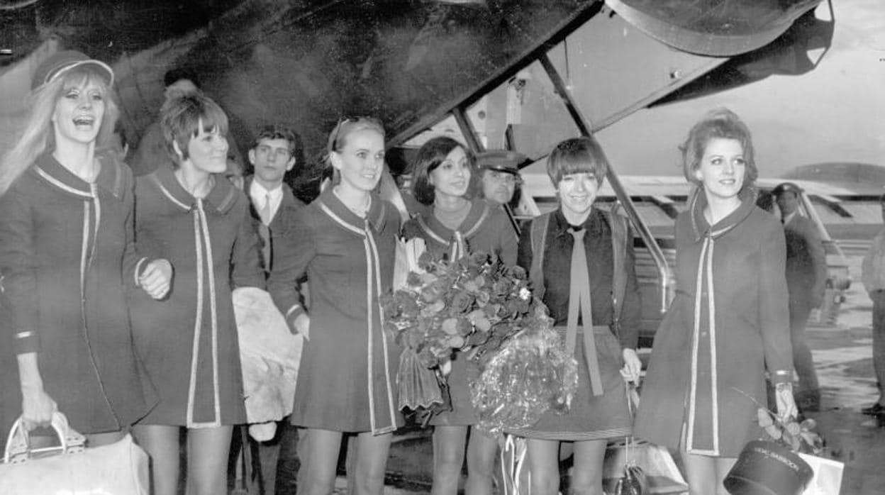 Mary Quant con modelos en minifalda
