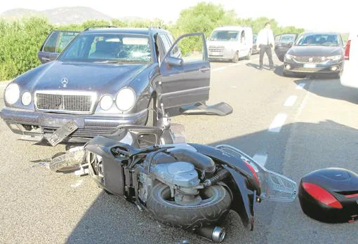 Estado en el que quedó la motocicleta de Clooney tras su choque con un Mercedes