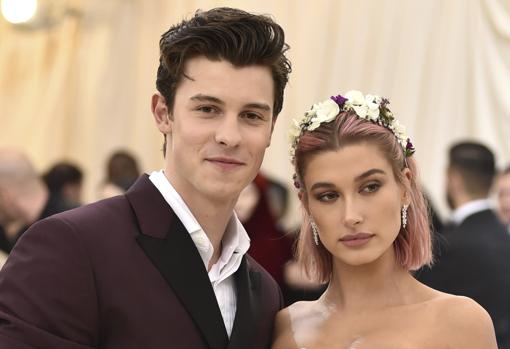 Shawn Mendes y Hailey Baldwin juntos en la gala MET 2018