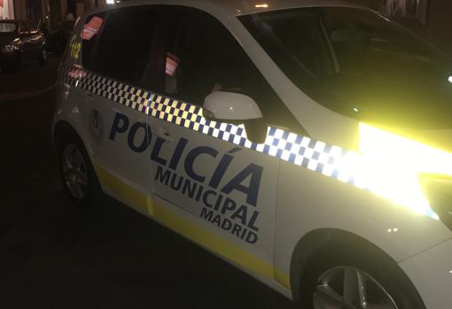 El coche de la Policía Muncipal, aparcado en la calle Marqués de Casa Riera de Madrid