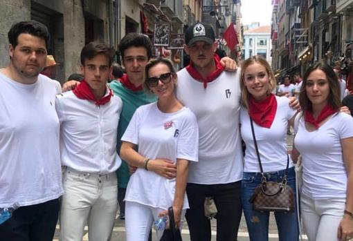 Felipe de Marichalar junto algunos amigos, flanqueado a la izq. por Gonzalo Caballero, a su dcha. Richi Caballero y delante, la madre de estos.