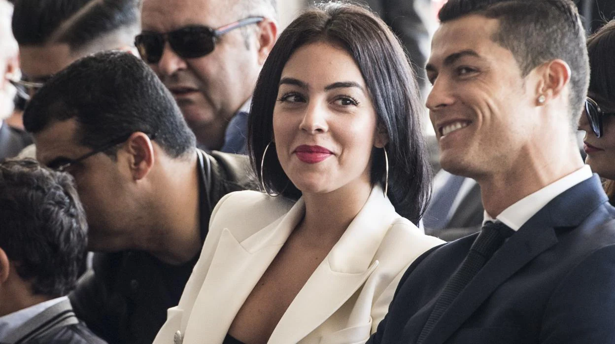 Georgina Rodríguez mira a su pareja, el futbolista Cristiano Ronaldo
