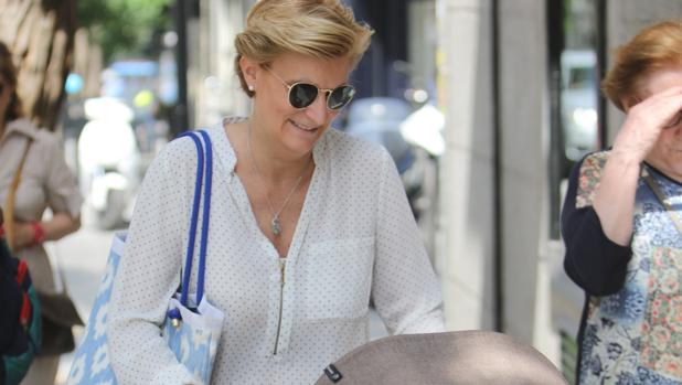 María Zurita de Borbón abre las puertas de su casa para la presentación oficial de su hijo Carlos