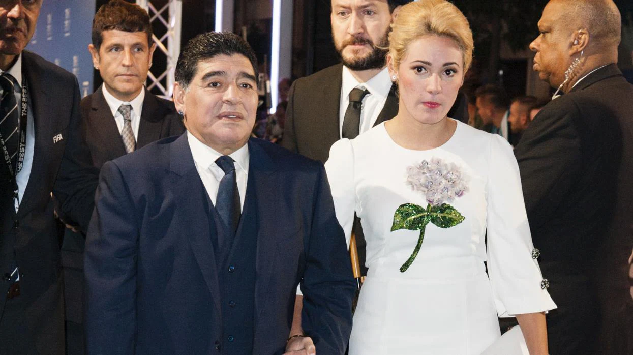 Maradona, cuatro años para elegir el anillo de compromiso de su novia