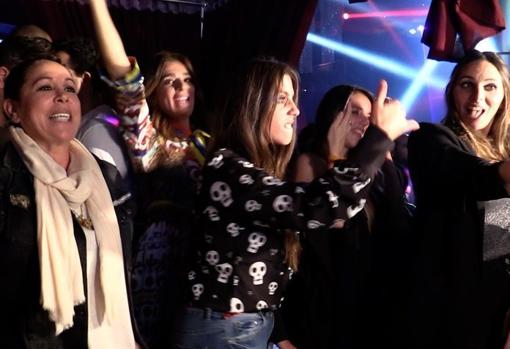 Isabel Pantoja disfruta junto a su sobrina y su nuera de un concierto de Kiko