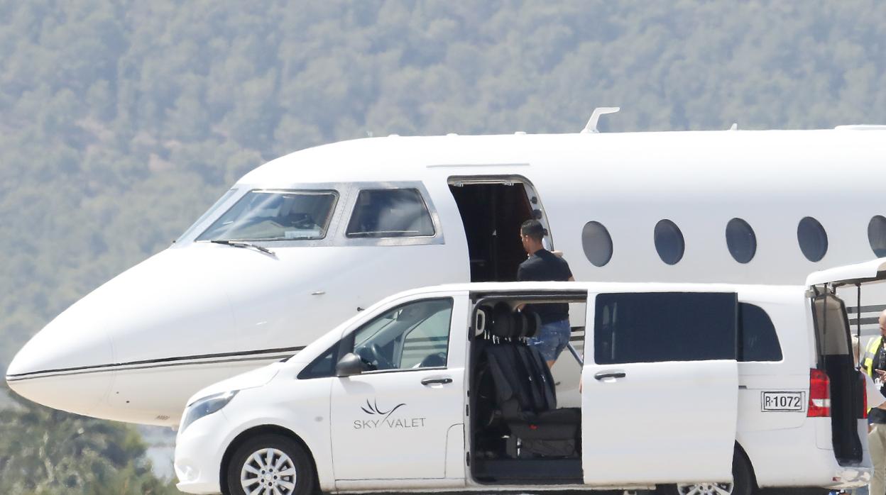 Cristiano Ronaldo entrando a su jet privado