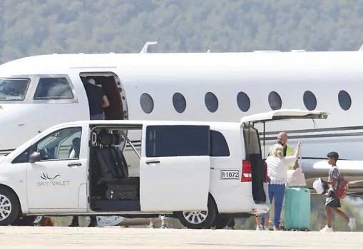 Cristiano junior dirección al avión con su padre