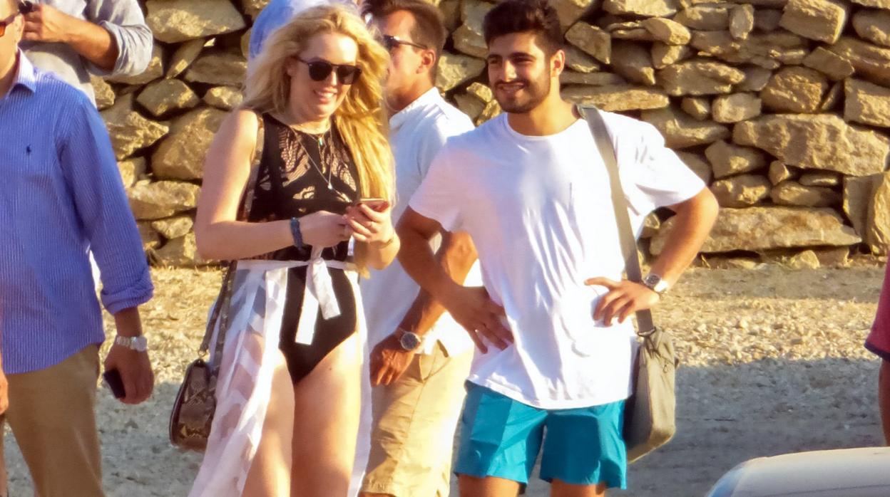 Tiffany Trump junto a su amigo en la playa, en Mykonos