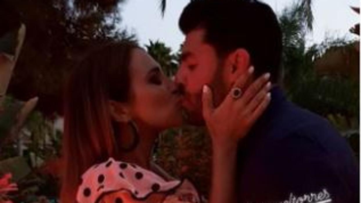 El primer beso que Paula Echevarría y Miguel Torres muestran en las redes sociales
