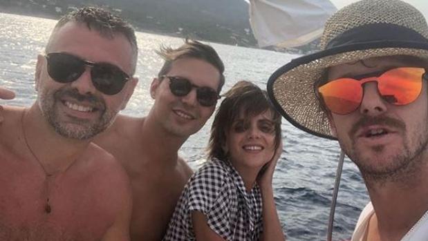 Las polémicas vacaciones de Santi Vila y su marido junto a la actriz Macarena Gómez