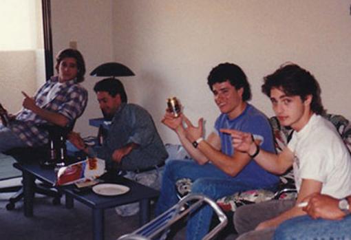 Los dos jóvenes con su pandilla, Brad con camisa de cuadros al fondo y Jason camiseta blanca en la derecha de la foto